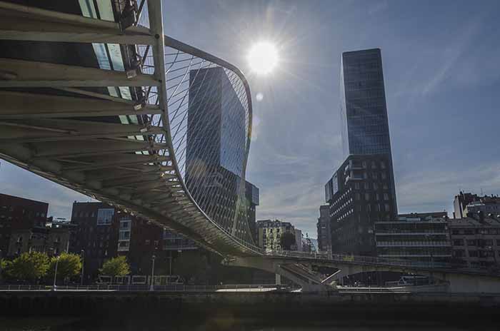 Vizcaya - Bilbao - puente Zubizuri y torres Isozaki Atea 1.jpg